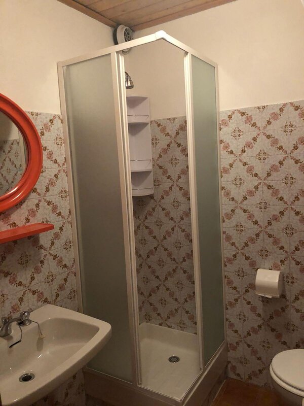 bagno cin doccia ( è stato cambiato lo specchio)