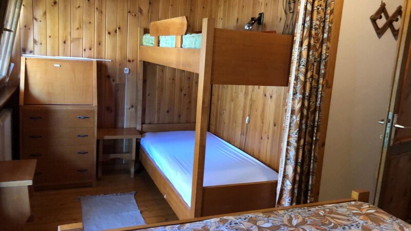 camera da letto con anche letto a castello